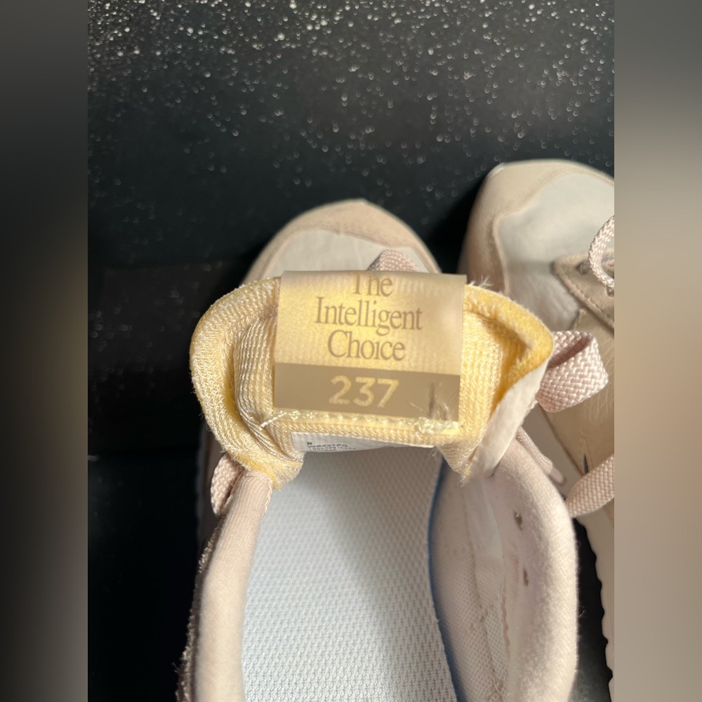 New Balance (,The Intelligent Choice ) women’s sneakers size 7.5 🍰🧁🎂🍰🧁🍰🧁🍰🎂🍰🎂🍰 - Picture 6 of 8